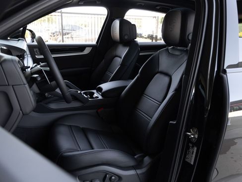 Certified 2025 Porsche Cayenne E-Hybrid AWD/4WD image 5
