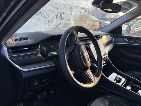 Used 2023 Jeep Grand Cherokee L Limited w/ Black Appearance Package image 10