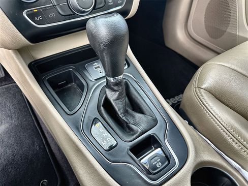 Used 2019 Jeep Cherokee Latitude w/ Popular Appearance Group image 26