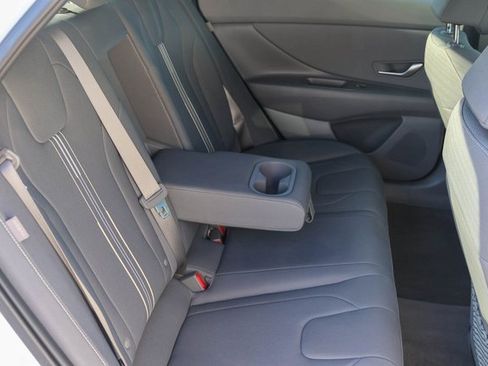 Used 2025 Hyundai Elantra SEL image 16