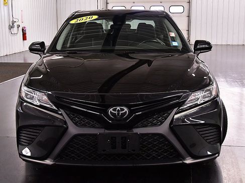 Used 2020 Toyota Camry SE image 2