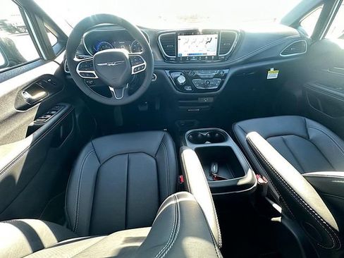 New 2026 Chrysler Pacifica Select image 19