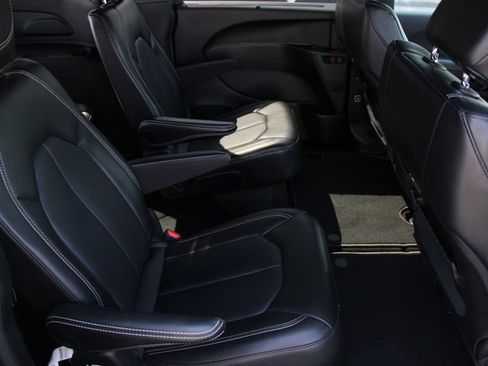 Used 2025 Chrysler Pacifica Select FWD image 28