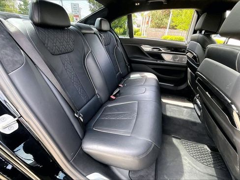 Used 2022 BMW 750i xDrive w/ Executive Package AWD/4WD image 29