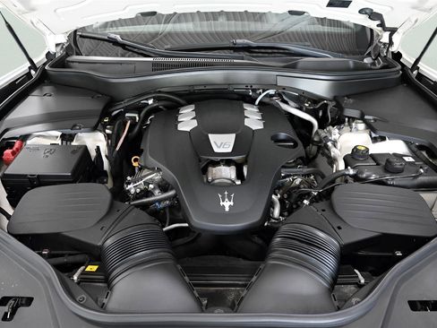 Used 2019 Maserati Levante AWD/4WD image 31