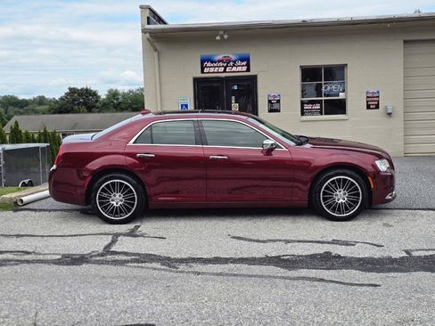 Used 2019 Chrysler 300 Limited AWD/4WD image 4