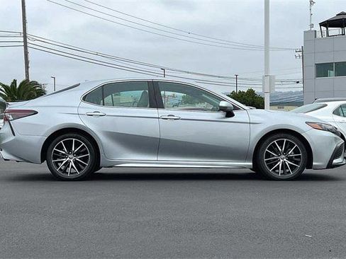 Certified 2021 Toyota Camry SE FWD image 3