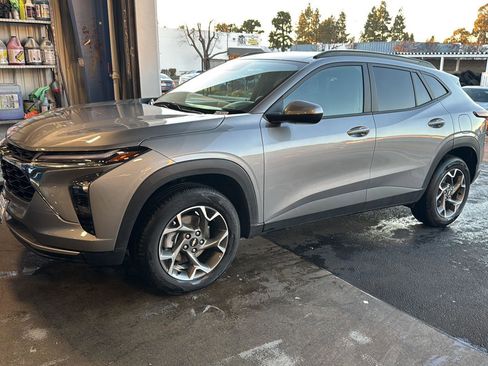 Used 2025 Chevrolet Trax LT w/ LT Convenience Package image 2