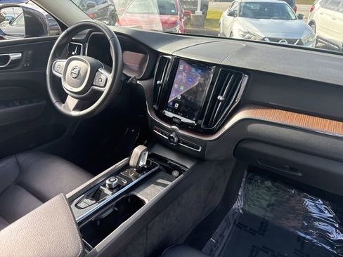 Used 2022 Volvo XC60 B5 Momentum image 10