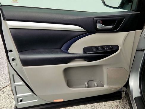 Used 2018 Toyota Highlander XLE FWD image 11