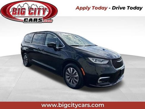 Used 2024 Chrysler Pacifica Limited FWD image 1