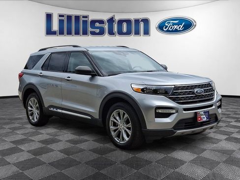 Used 2023 Ford Explorer XLT w/ Equipment Group 202A AWD/4WD image 3