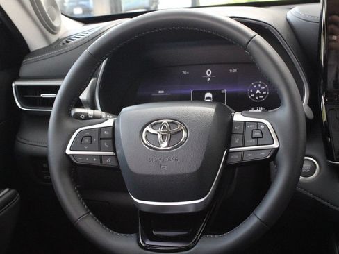 Certified 2026 Toyota Highlander Platinum AWD/4WD image 30