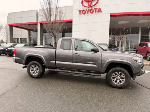 Used 2017 Toyota Tacoma SR5 image 2