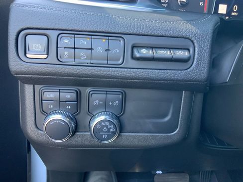 Used 2021 GMC Yukon XL Denali w/ Denali Premium Package image 24