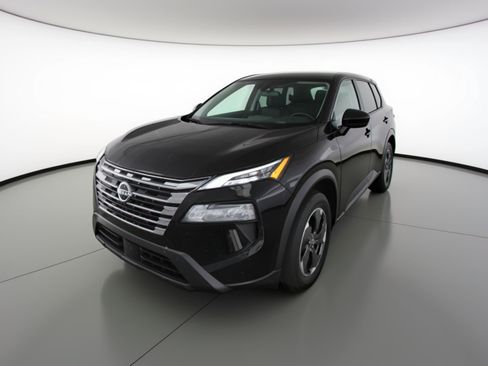 Used 2025 Nissan Rogue SV image 3