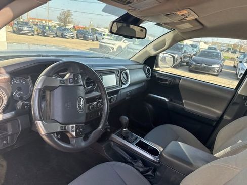 Used 2019 Toyota Tacoma SR5 AWD/4WD image 11