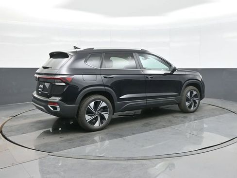 New 2026 Volkswagen Taos SE image 7