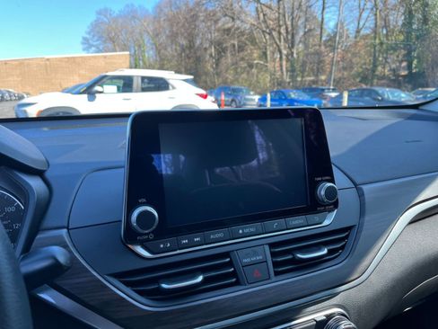 Used 2025 Nissan Altima 2.5 SV image 17