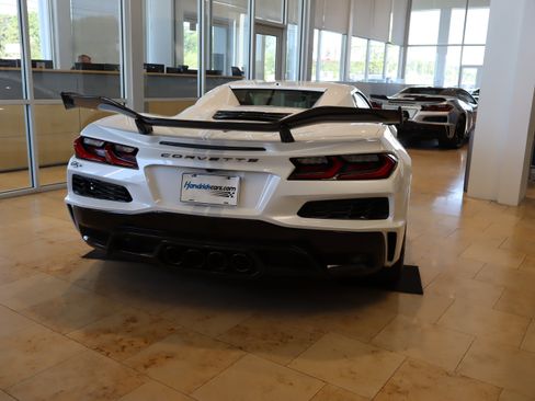Used 2023 Chevrolet Corvette Z06 w/ Z07 Performance Package RWD image 7