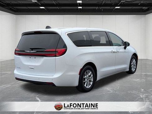 Certified 2023 Chrysler Pacifica Touring-L image 5