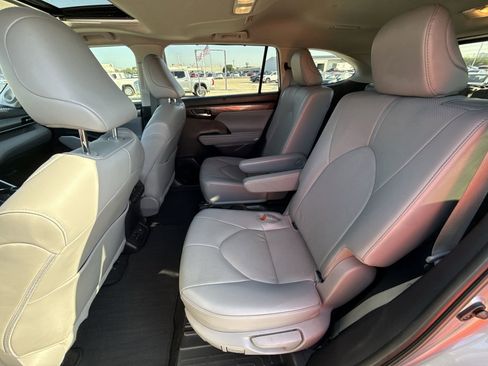 Used 2023 Toyota Highlander Limited FWD image 25