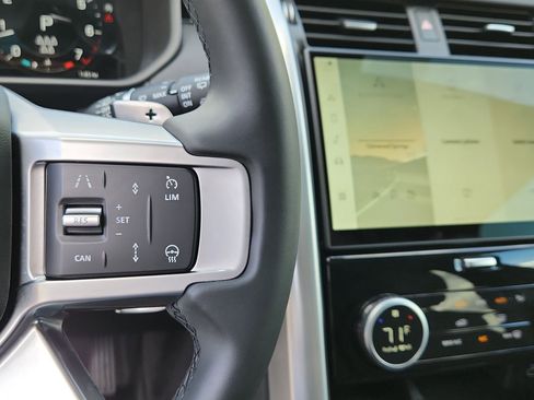Certified 2025 Land Rover Discovery S image 17