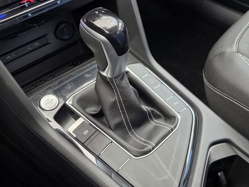 New 2026 Volkswagen Taos SE FWD image 15