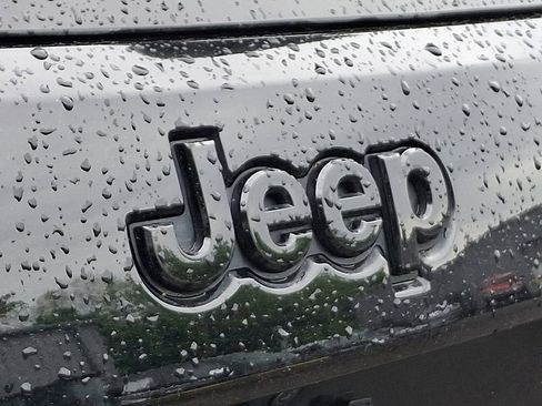 Used 2020 Jeep Grand Cherokee Altitude AWD/4WD image 31