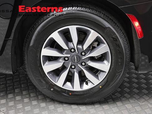 Used 2023 Chrysler Pacifica Touring-L FWD image 8