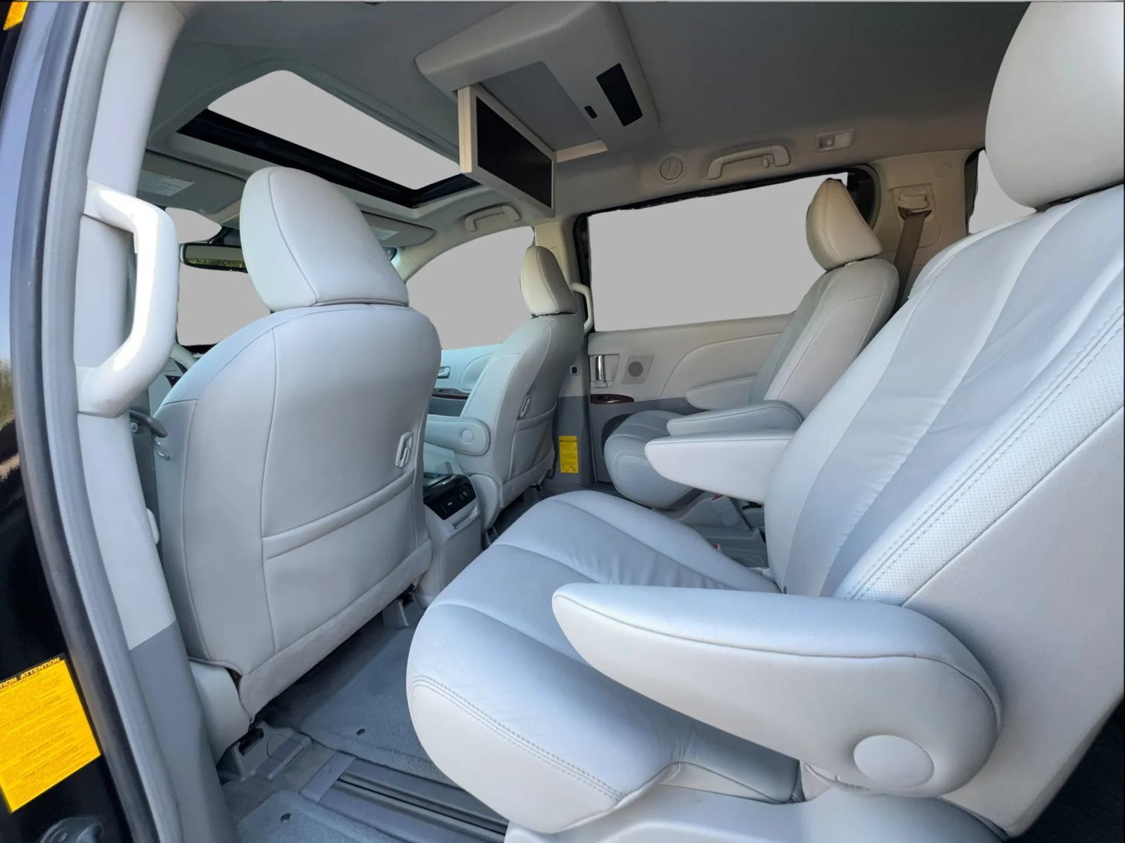 Used 2011 Toyota Sienna XLE w/ Premium Pkg FWD image 28