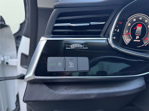 Used 2024 Audi Q8 Premium w/ Convenience Package image 17