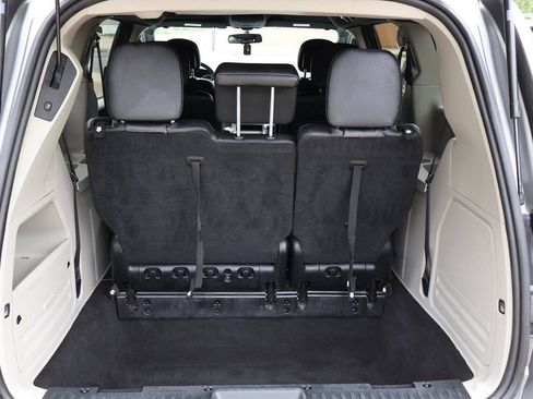 Used 2017 Dodge Grand Caravan SXT FWD image 12