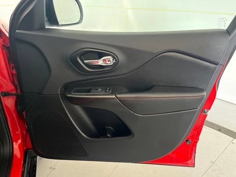 Used 2019 Jeep Cherokee Trailhawk AWD/4WD image 29