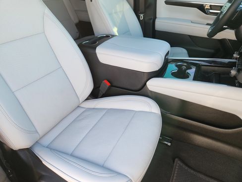 Used 2025 Chevrolet Suburban Premier RWD image 13