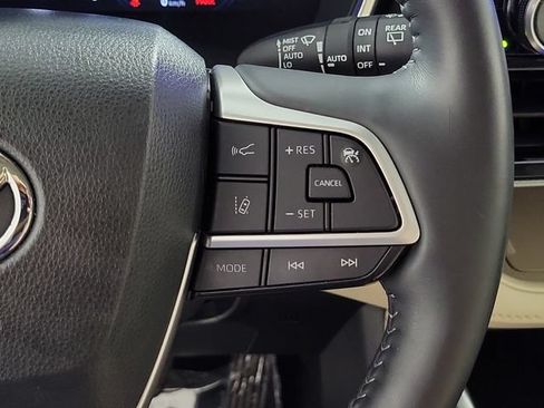 Used 2023 Toyota Highlander Platinum FWD image 26
