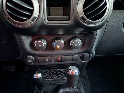 Used 2017 Jeep Wrangler Unlimited Sport w/ Connectivity Group image 36