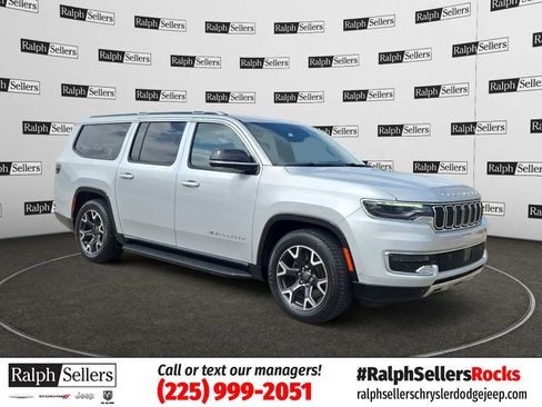 Used 2024 Jeep Wagoneer L Series III w/ Flexible Seating Group AWD/4WD image 1
