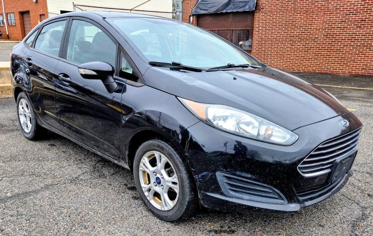Used 2015 Ford Fiesta SE FWD image 1