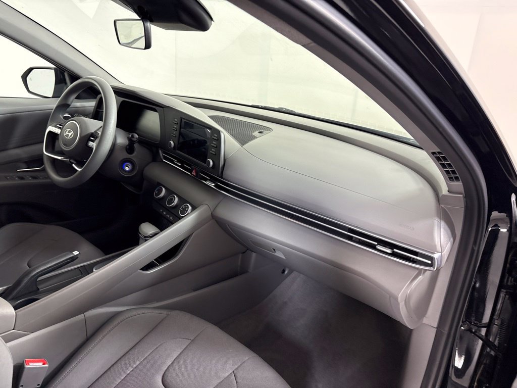 Used 2025 Hyundai Elantra SE FWD image 13