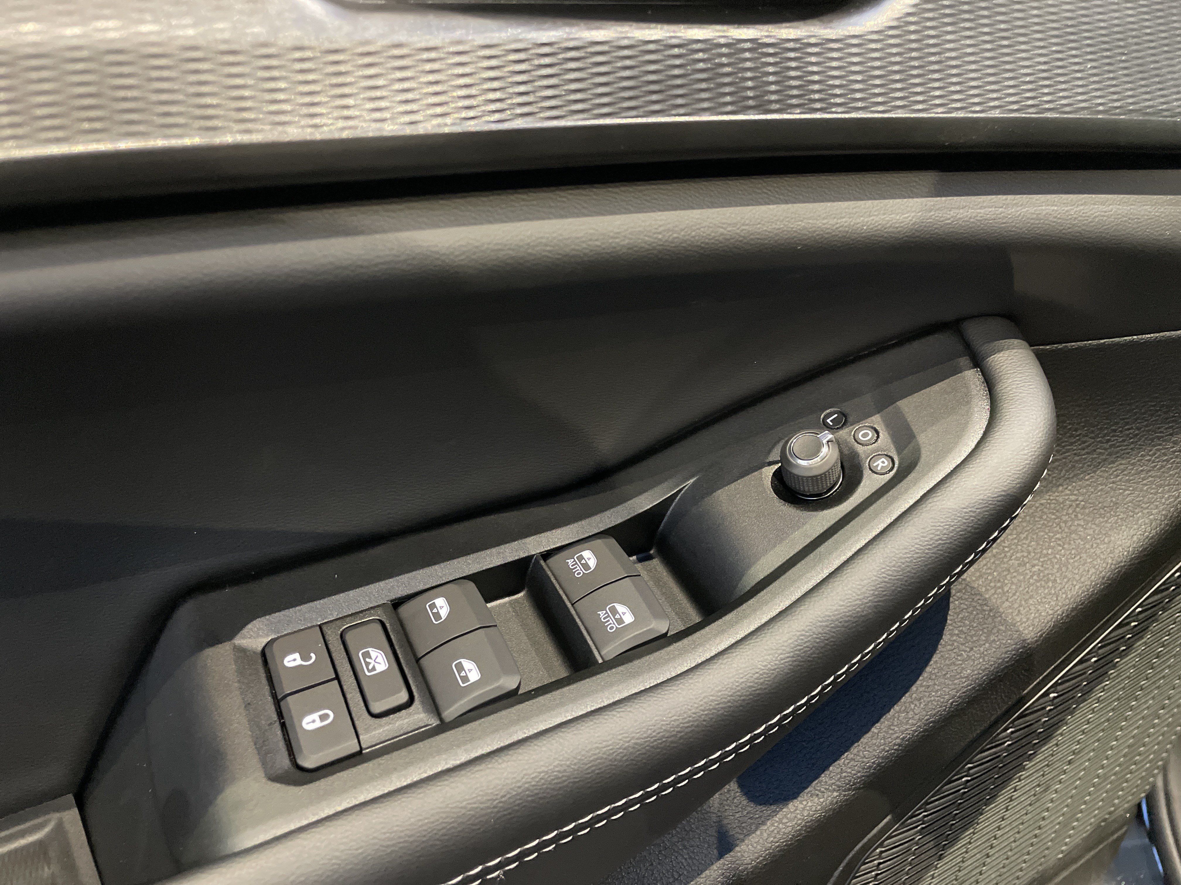 Used 2025 Jeep Grand Cherokee Laredo w/ Luxury Tech Group I RWD image 15