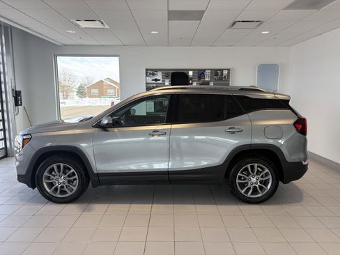 Used 2024 GMC Terrain SLT w/ Infotainment Package II image 2