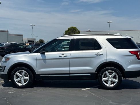Used 2017 Ford Explorer XLT w/ Equipment Group 202A AWD/4WD image 9