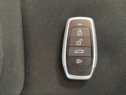 Used 2020 Jeep Renegade Latitude FWD image 32