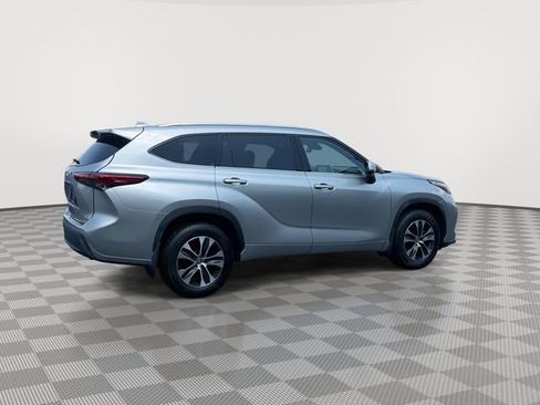 Used 2021 Toyota Highlander XLE AWD/4WD image 11