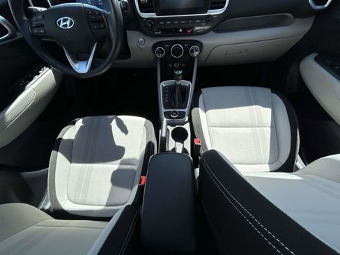 Used 2025 Hyundai Venue SEL FWD image 13