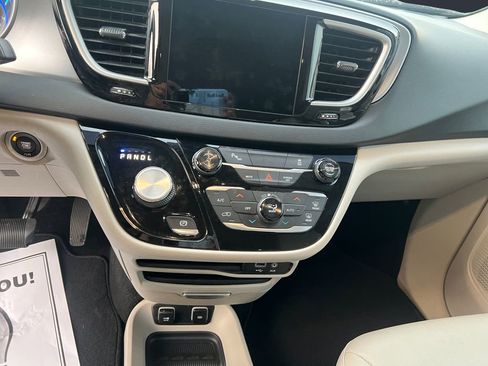 Used 2018 Chrysler Pacifica Touring-L FWD image 11