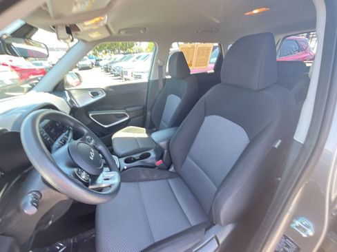 Used 2025 Kia Soul LX w/ LX Technology Package FWD image 24
