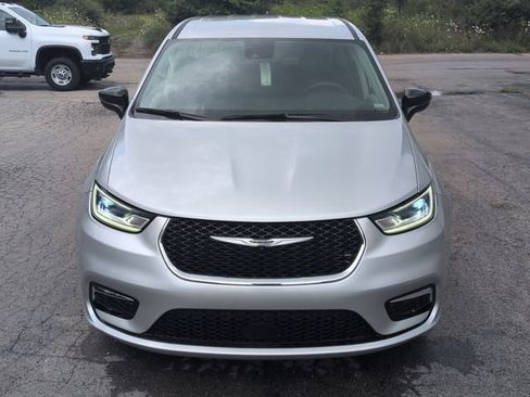 Used 2024 Chrysler Pacifica Touring-L FWD image 23