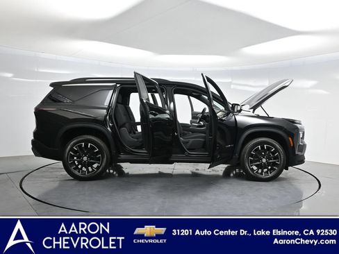 New 2026 Chevrolet Traverse LT w/ Sun and Wheel Package FWD image 3